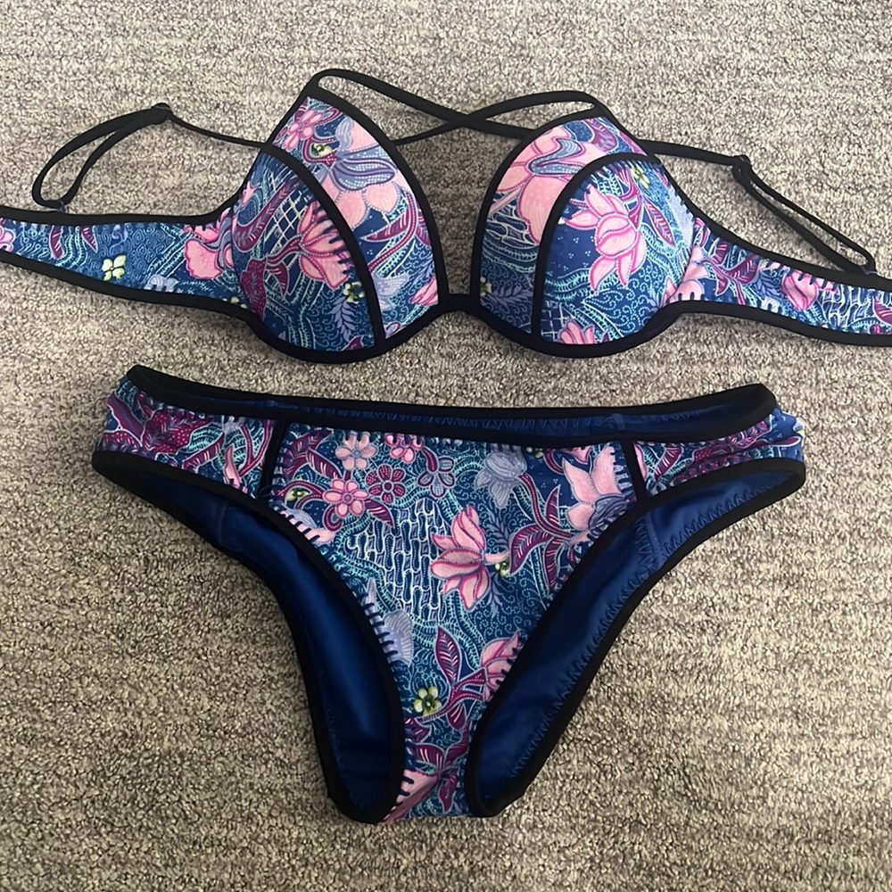 Victoria secret swimsuit medium bottoms and 32 D top